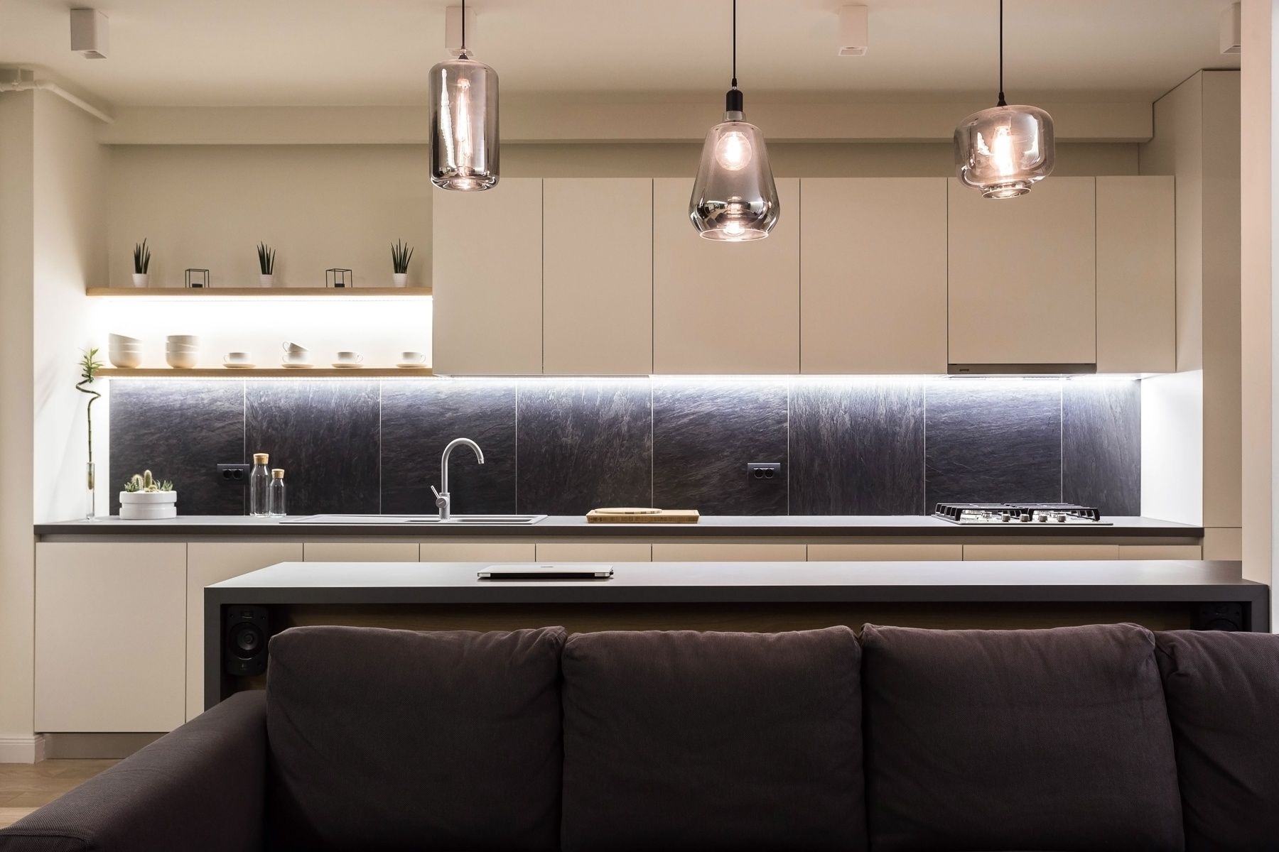 Design interior Dark &amp; Cozy 2-Room Apartment Oradea România Davidsign - 3