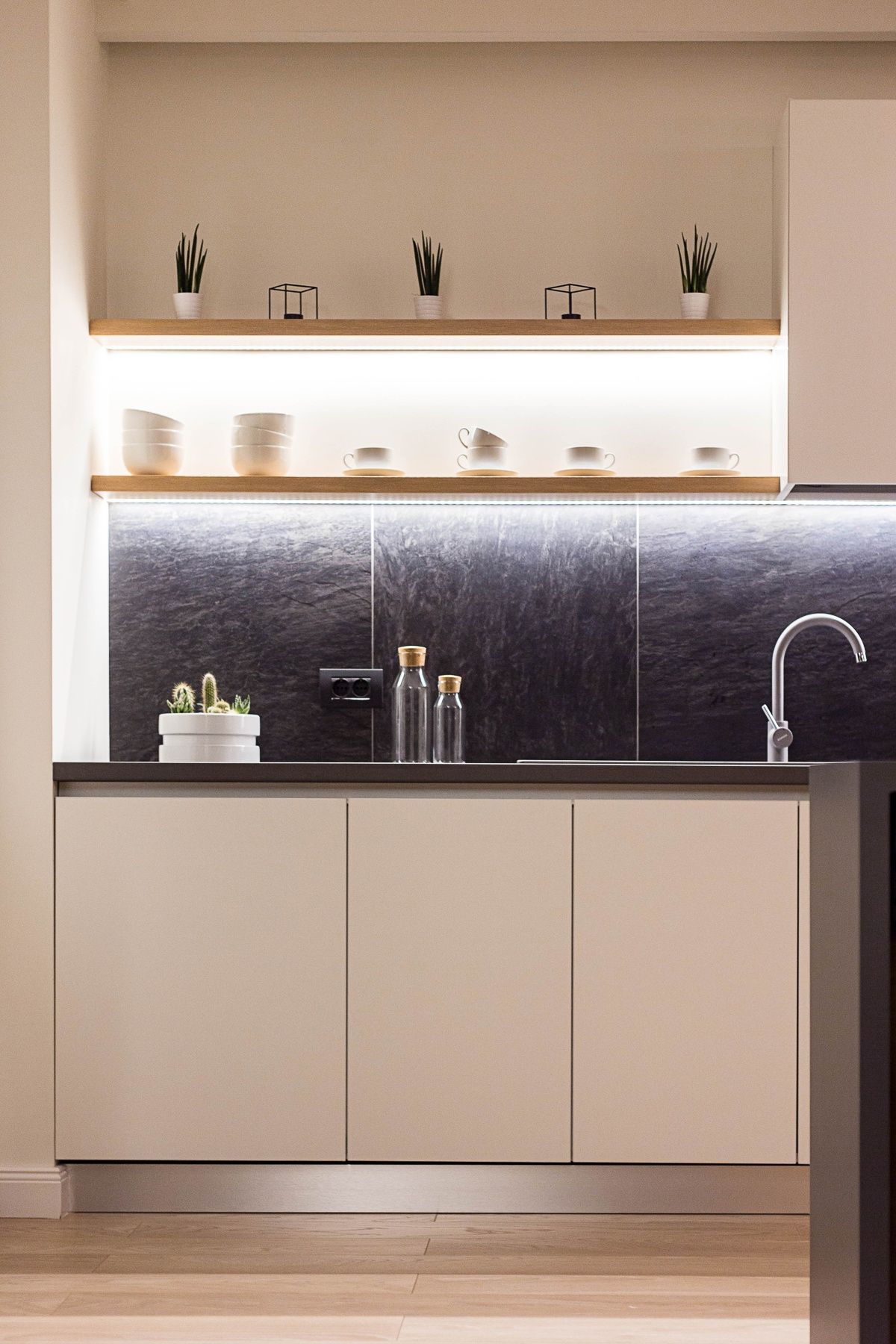 Design interior Dark &amp; Cozy 2-Room Apartment Oradea România Davidsign - 4